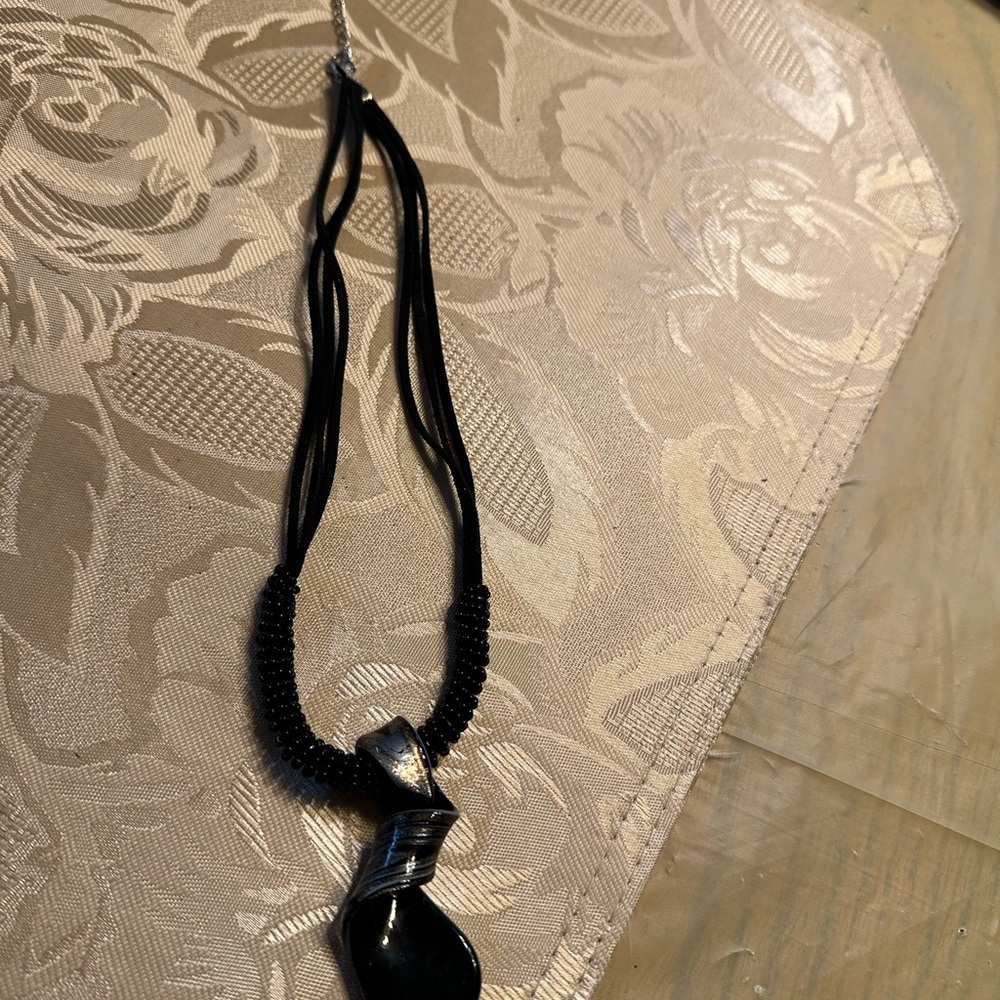 Elegant Black and Silver Necklace - Picture 6 of 6
